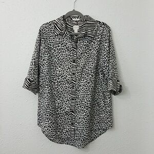 𝅺chico's sz 2 animal print Button shirt blouse